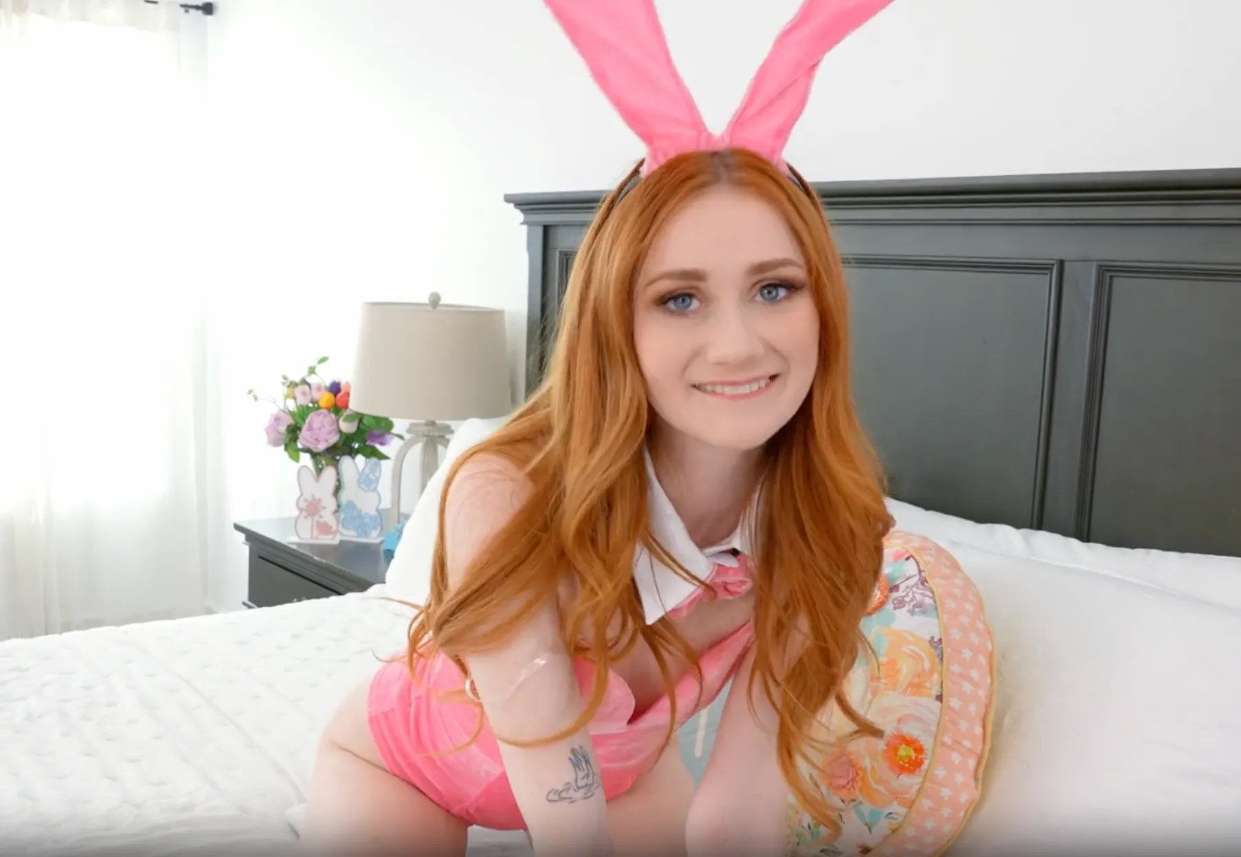 The stepbrother discovered that the younger sister was wearing a bunny cosplay costume and having sex in the room - SEXTOP1