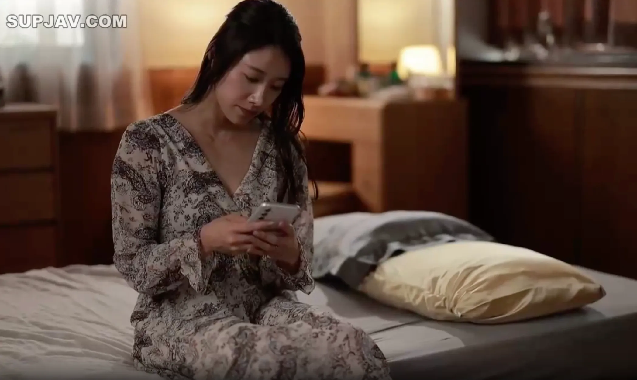 Husband goes on a business trip, wife stays at home and brings old friends home and accidentally sees -bow- - SEXTOP1